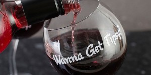 【EV女孩】和「歪腰郵筒」不遑多讓，可愛又迷人的「歪腰紅酒杯」！