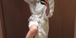 【EV女孩】「聖乳峰」壓境！素人正妹自備「白嫩美乳」橫掃世界各地， 竟成最美移動風景