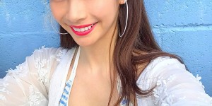 【EV女孩】真的是空的！甜美鄰家正妹竟穿「簍空泳褲」賣弄性感，反差讓人意外！