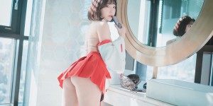 【EV女孩】對面的爆乳OL好辣！「裙底風光」若隱若現，黑窄裙下肉肉大腿的絕對領域好猛～