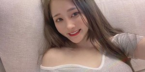 【EV女孩】性感小廚娘「鄭綺」穿上火辣紅內衣，豐滿的事業線「畫面好熱情」！