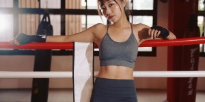 【EV女孩】「清甜OL」捷運出口擺弄「纖長玉腿」，騷氣伸展讓人越看越難耐