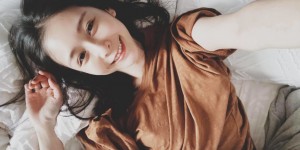 【EV扑克】56歲美魔女偷約27歲鮮肉　暗示「放進去一下下」爸媽撞見慘了