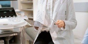 【EV扑克】36歲懷孕女星「公開X光照」　被網友罵翻：可以照X光？