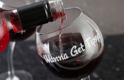 【EV女孩】和「歪腰郵筒」不遑多讓，可愛又迷人的「歪腰紅酒杯」！