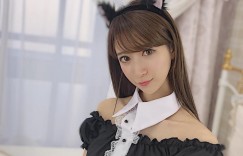 【EV女孩】火辣正妹「用大奶壓桌上」，「兇猛Q彈乳量」看了好過癮！