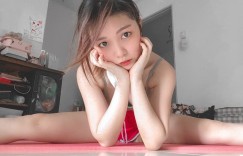 【EV女孩】大馬正妹「瑋兒」陽台做瑜伽，「渾圓雪乳」半塊溢出風景宜人，網友直呼：鄰居天天偷看