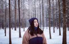 【EV女孩】好想當她的同學！148 cm 政大女神「周芃」殺手級笑容太治癒！讀書秘訣竟是「不穿褲子」