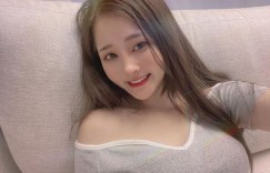 【EV女孩】性感小廚娘「鄭綺」穿上火辣紅內衣，豐滿的事業線「畫面好熱情」！