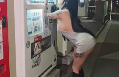 【EV女孩】投幣飲料機好閃！巨乳正妹「櫻花」S曲線炸裂，「ㄉㄨㄞ彈猛奶」跳過來！
