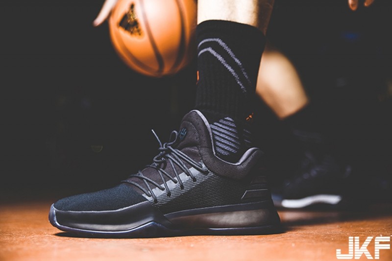 想學會媲美大鬍子哈登的歐洲步？絕對不能錯過這雙adidas Harden Vol.1 Dark Ops