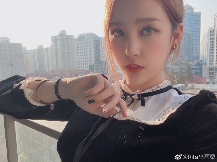 正妹LOL解說員「Rita小雨桑」隱乳山脈超有料　傲人「渾圓雪乳」上衣完全包不住