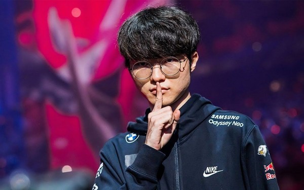 Faker 健身博主爆改女版Faker火了!穿T1队服直播英雄联盟