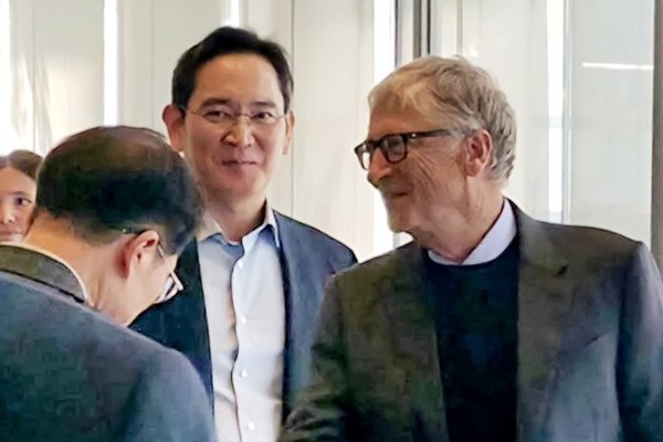 李在镕与比尔·盖茨(右) 比尔·盖茨与李在镕会晤:讨论全球社会责任和能源业务