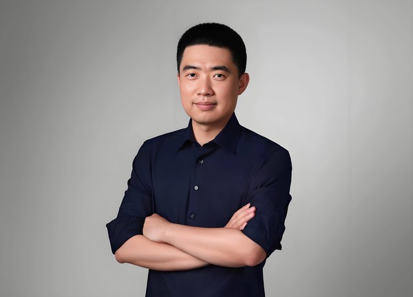 李想 技术团队重组!曝理想新设人形机器人和软件本体部门