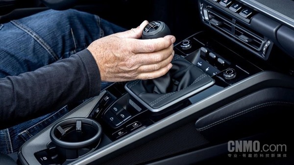 保时捷新专利公布:线控技术复刻手动挡H型换挡! 保时捷新专利公布:线控技术复刻手动挡H型换挡!