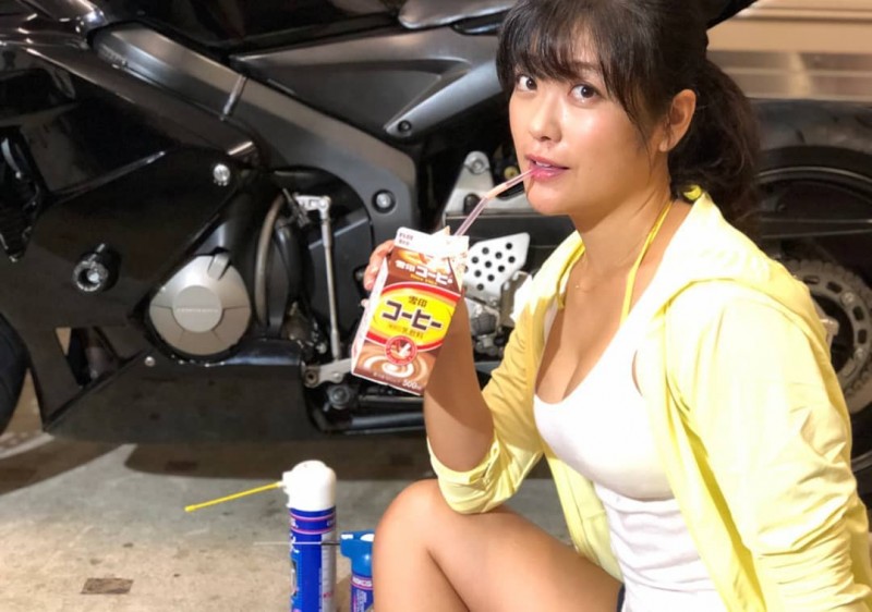 巨乳馬尾妹「國友愛佳」熱褲低胸小可愛修重機　鏡頭超邪惡「定格歐拜」胸前一覽無遺